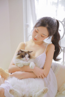 女患者赤裸上身医生推门而入